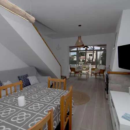 Casa Elegante Con Piscina Y Terraza En L'escala - Hisp-7-90